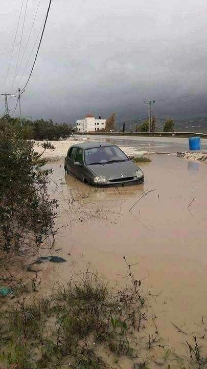 بتعليمات سيادة اللواء حازم عطا الله مدير عام الشرطة الدائمة والمستديمة بتقديم يد العون والمساعدة للمواطنين في ظل الظروف الجوية السائدة